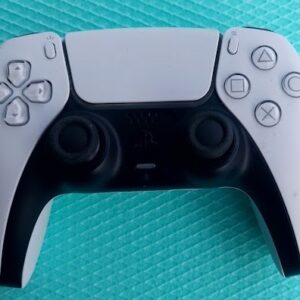 Контролер DualSense със сменени магнитни стикове за ПС5 • PS5