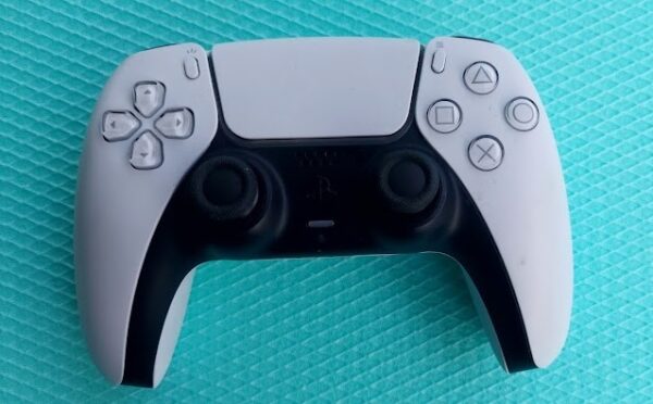 Контролер DualSense със сменени магнитни стикове за ПС5 • PS5