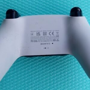 Контролер DualSense със сменени магнитни стикове за ПС5 • PS5