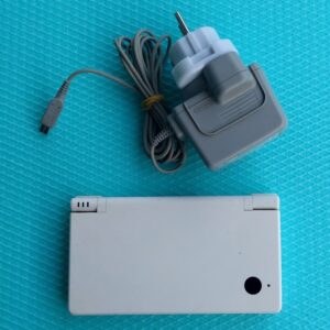 Nintendo DSi + R4 карта с 300 игри качени # Втора Употреба